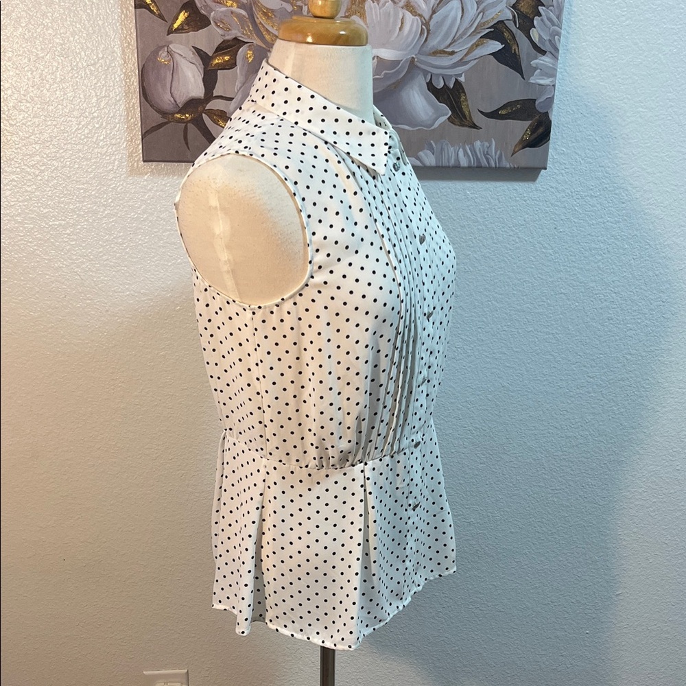 🎉HP🎉NWT CaCe Sleeveless White Polka Dot Button-Front Peplum Top - Picture 3 of 8